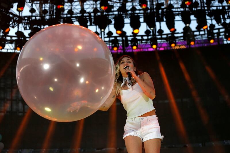 Miley Cyrus e Liam Hemsworth, le foto della coppia  7