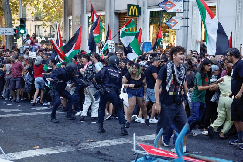 Proteste pro Palestina alla Vuelta, tensioni e cariche: ecco le immagini degli scontri di Madrid 3