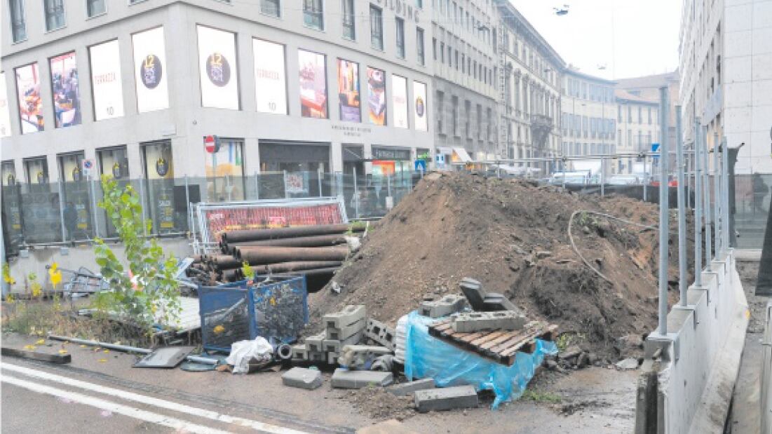 "Il cantiere di San Babila va smantellato". Ora il Comune ci pensa
