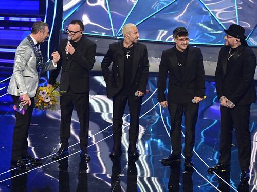 Sanremo, Geolier vince la serata. Fischi dal teatro Ariston - La classifica