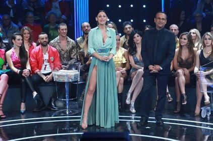 Anna Tatangelo hot, trasparenze a letto 23