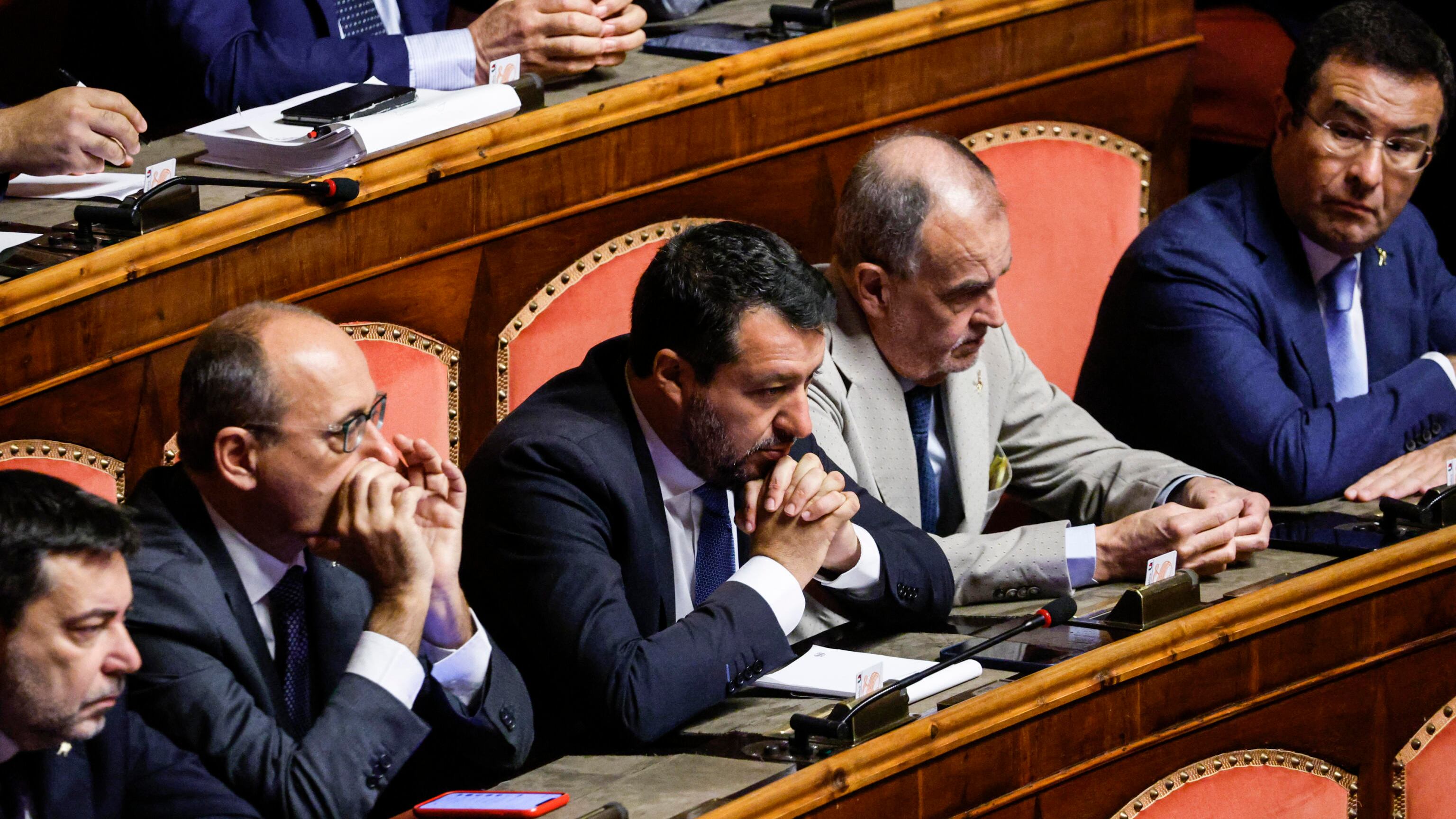 "Mentre voi ridete, gli italiani...": Salvini silura dem e grillini