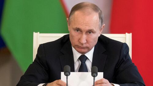 Pioggia battente su Putin: resta impassibile 9
