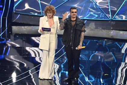 Sanremo 2024: ecco il look della seconda serata del Festival di Fiorella Mannoia 2