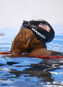 Simone Manuel fa la storia: prima afroamericana a vincere l'oro nel nuoto. Le lacrime di gioia 6