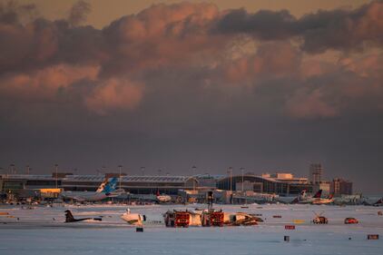 Le immagini choc dell'aereo capovolto sulla pista d'atterraggio a Toronto 2