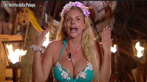 Francesca Cipriani lascia L'Isola dei Famosi: "Devo farmi da parte"