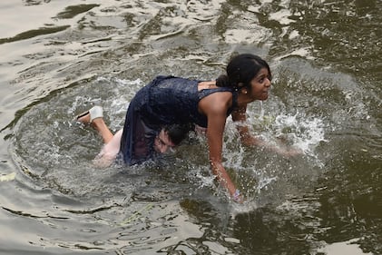 Gli studenti di Cambridge festeggiano tuffandosi nel fiume 13