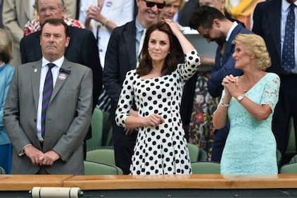 Kate Middleton ed Elisabetta II, stili a confronto 25