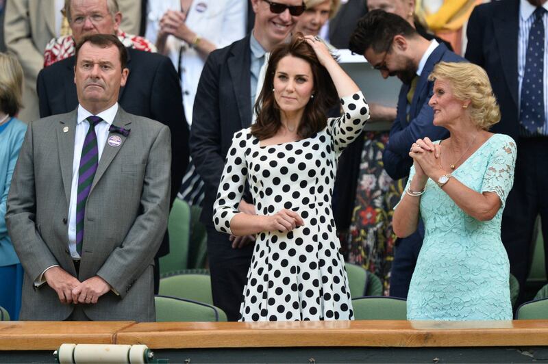 Kate Middleton ed Elisabetta II, stili a confronto 25