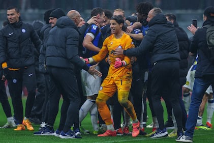 Esplode la gioia dei giocatori dell'Inter dopo la vittoria nel derby 8