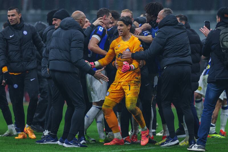 Esplode la gioia dei giocatori dell'Inter dopo la vittoria nel derby 8