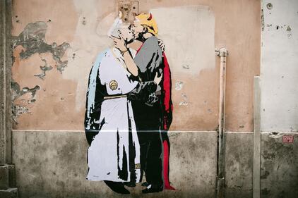 Nel murales romano Papa Francesco si bacia con Trump 3