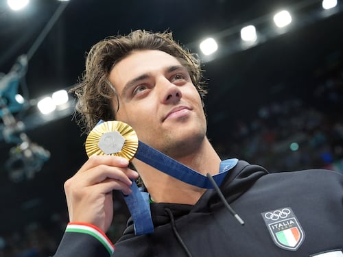 Olimpiadi, secondo oro per l’Italia: Ceccon vince la finale dei 100 dorso