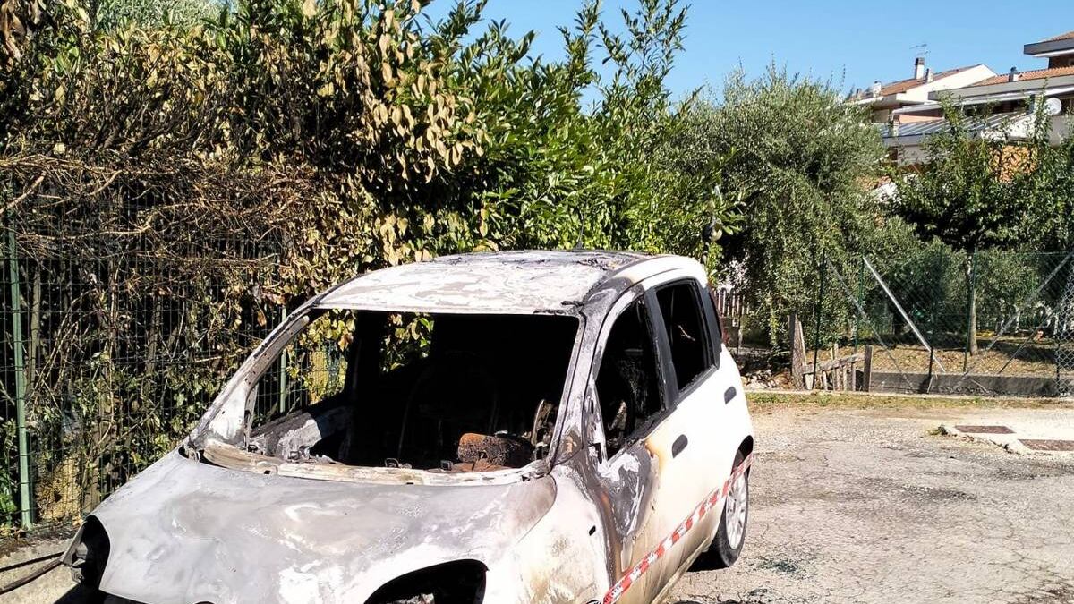 Dai fuoco all'auto e scappa: il folle "gioco" dei giovanissimi