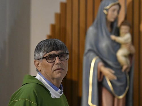 La parentela con un boss e i precedenti: chi è il 75enne del proiettile consegnato a don Patriciello