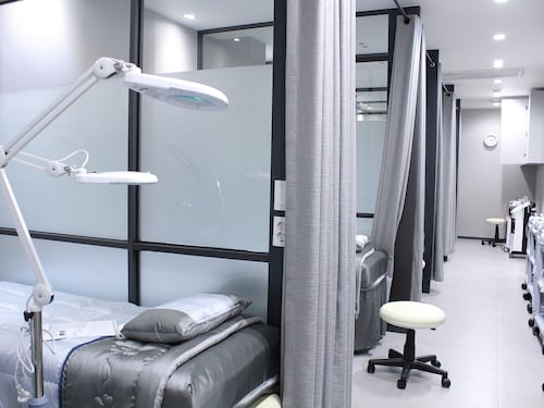 Ha un infarto durante il turno e si allontana per un esame. Medico licenziato