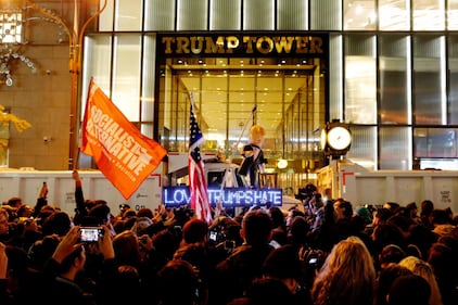 In migliaia in piazza contro Trump 2
