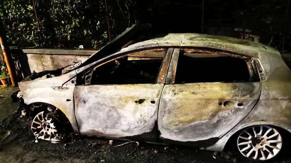 Auto bruciata al sindaco: la prefettura ordina la vigilanza