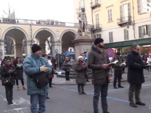 Sentinelle insultate e aggredite: così gli incivili chiedono diritti "civili"
