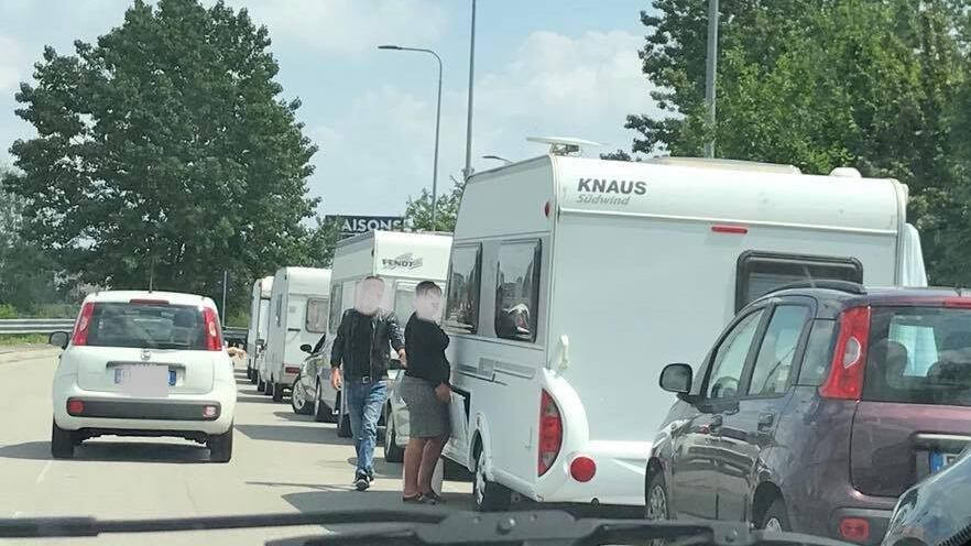 Invasione di camper nomadi. Bandiera bianca del Comune