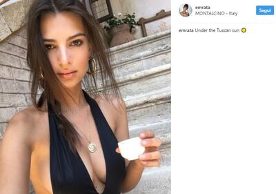 Emily Ratajkowski, sexy drink in barca 23