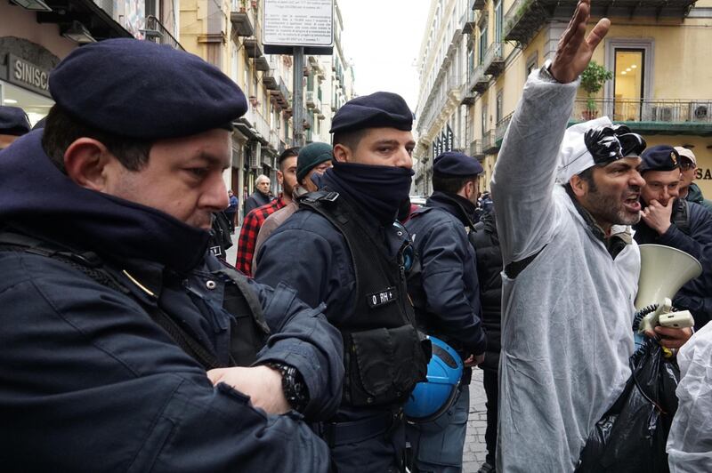 Le proteste alla convention di Bassolino 2