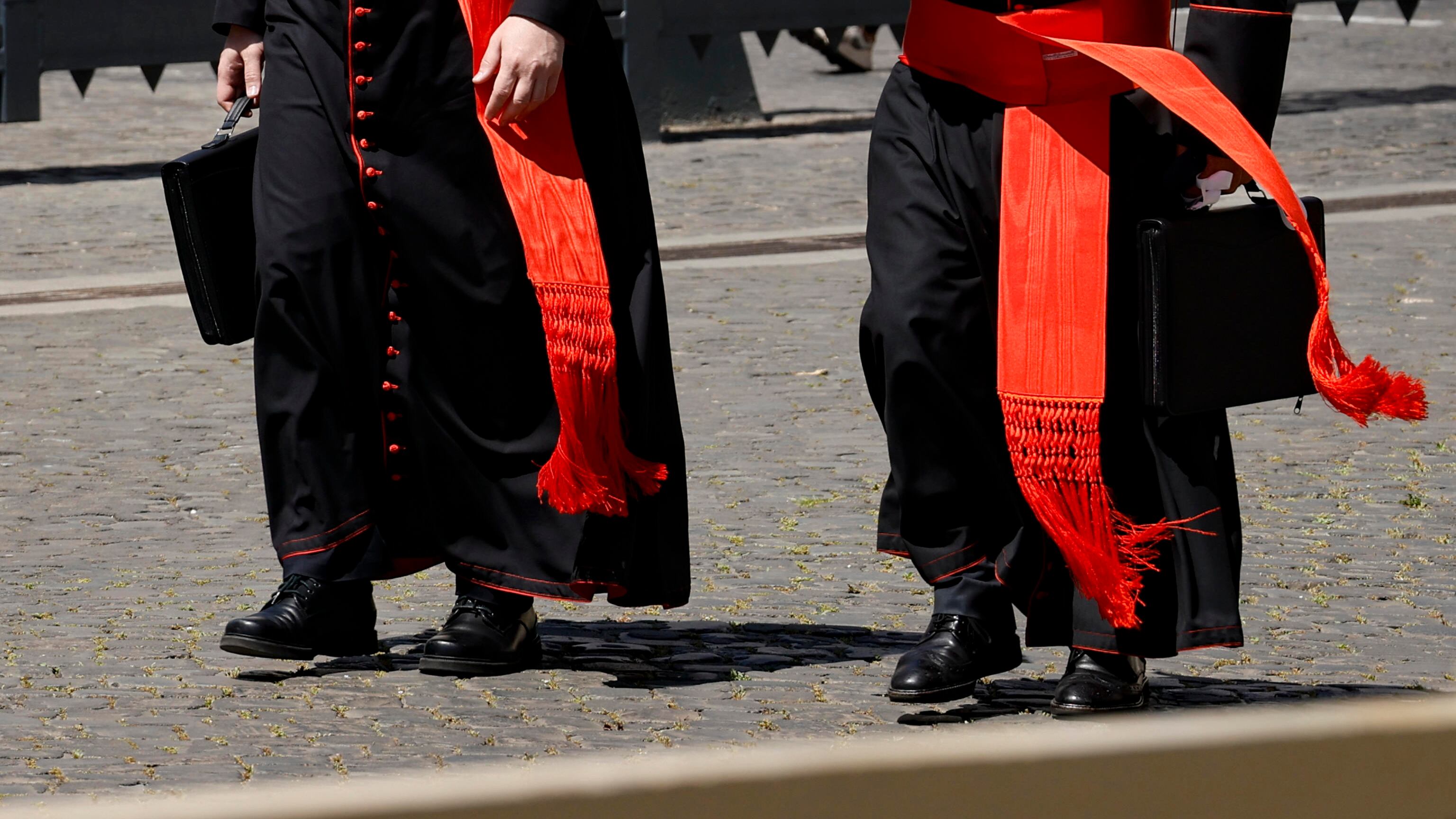 Cipriani, punito da Francesco per pedofilia si presenta vestito da cardinale al Conclave
