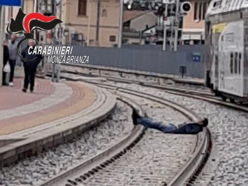 Marocchino ubriaco steso sui binari blocca il treno: "Avevo sonno"