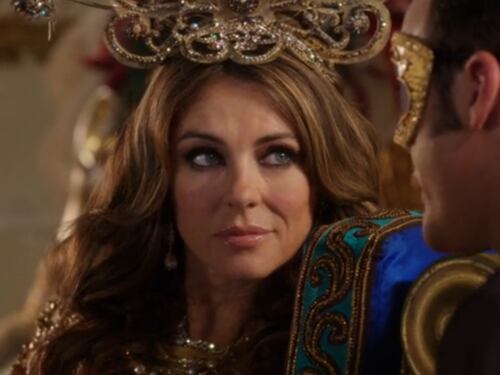 Torna in tv la serie sulla finta monarchia inglese cancellata per il Metoo