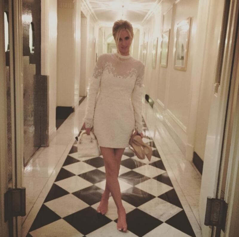 Nicky Hilton: abito bianco sexy ma sobrio per la sorellina di Paris  6