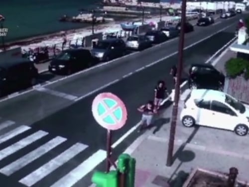 Bari, bulli in manette: picchiarono un 15enne mentre andava al mare
