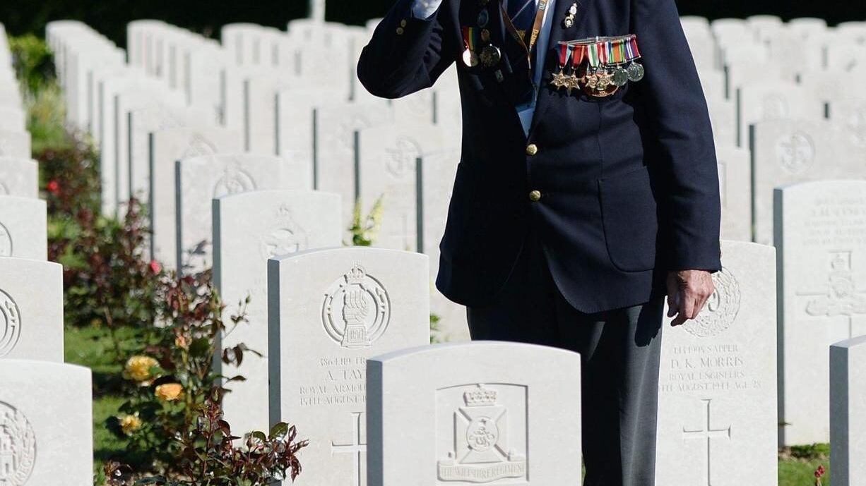 Scappa dall'ospizio per la cerimonia coi veterani