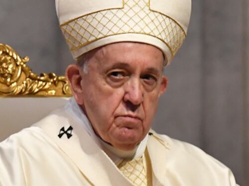 Adesso il Papa si piega all'Ue e scoppia la rivolta dei fedeli