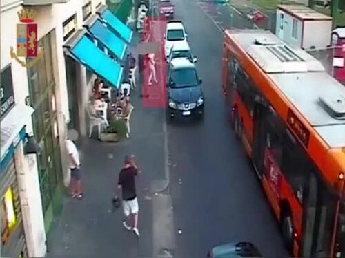 Marocchino accoltella i passanti: feriti padre e figli in strada