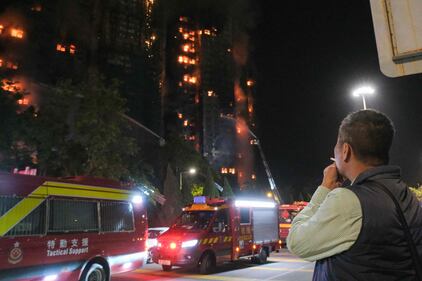 Vasto incendio a Hong Kong: le immagini del complesso residenziale in fiamme 8