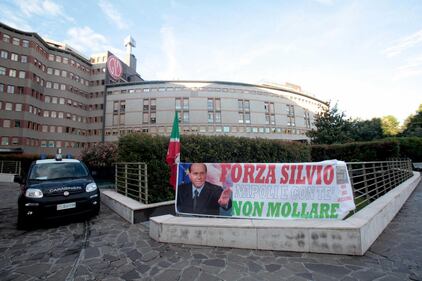 "Non mollare": l'abbraccio di tifosi e fan a Berlusconi 1