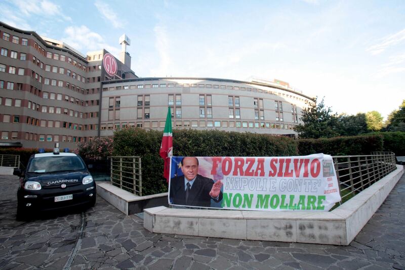 "Non mollare": l'abbraccio di tifosi e fan a Berlusconi 1