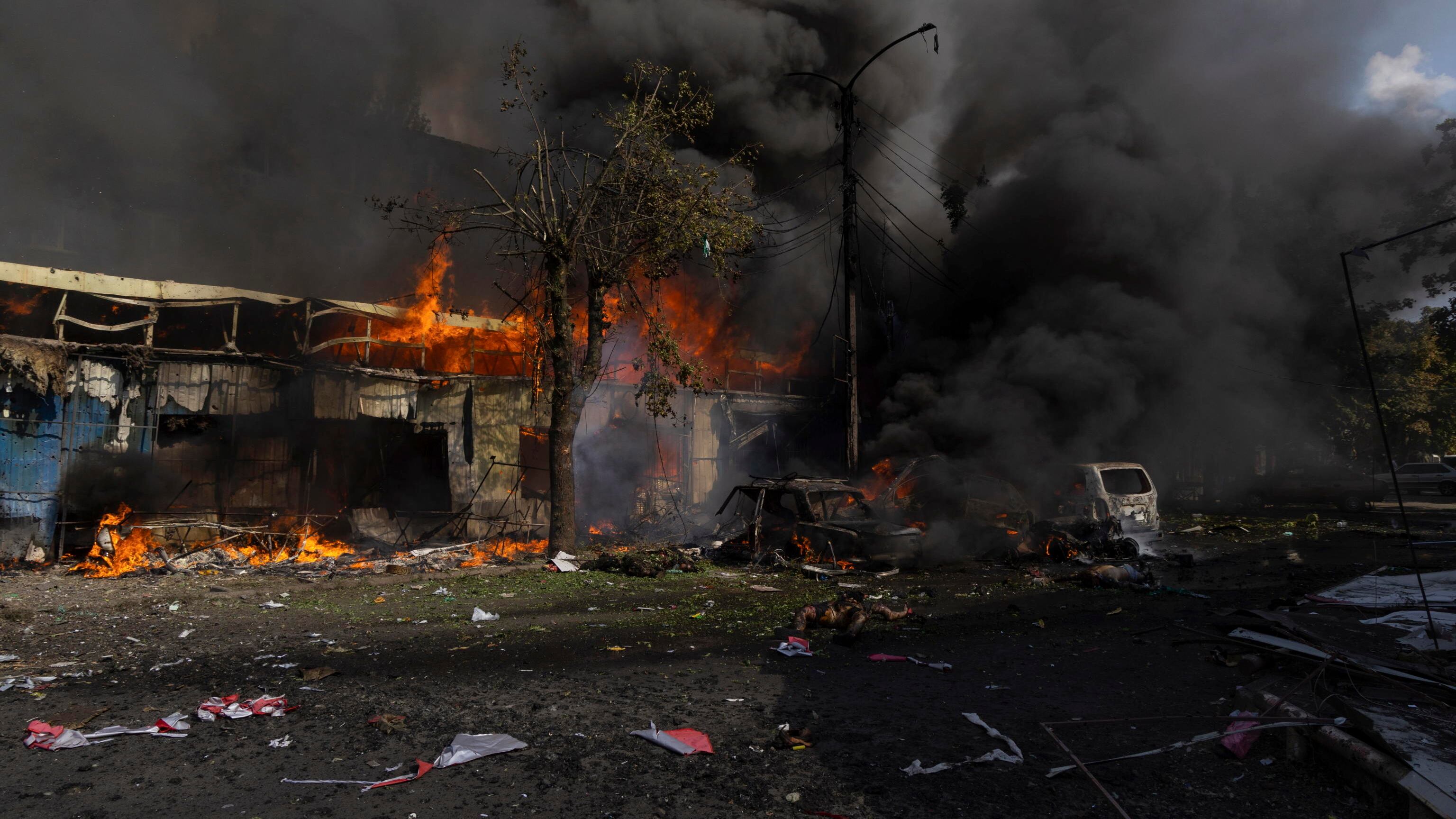 "È stato un missile ucraino". La rivelazione sull'attacco al mercato in Donbass: cos'è successo