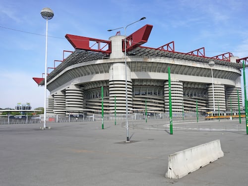 Milan, biglietti alle stelle: è bufera social