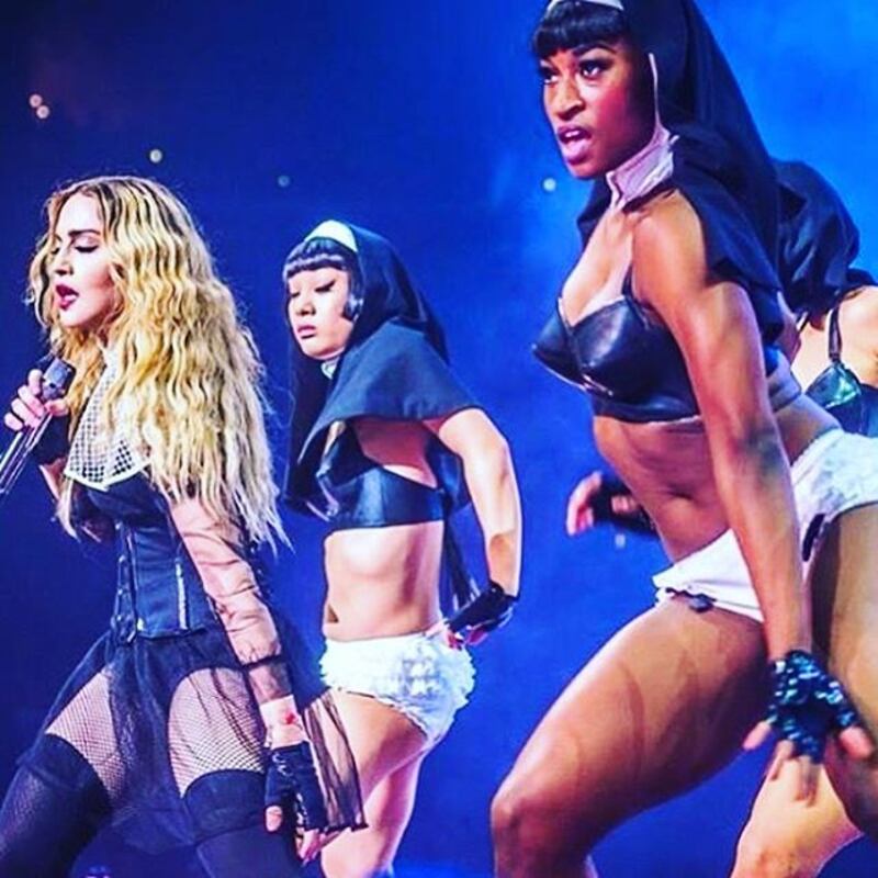 Suore sexy e croci: oggetti di scena "offensivi" del tour Rebel Art di Madonna  5