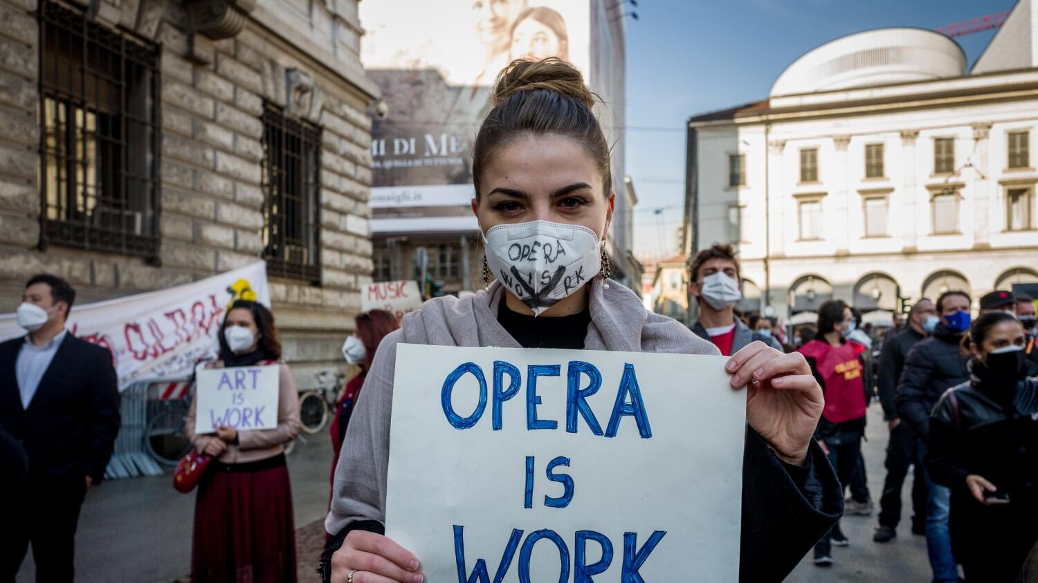 Gli orchestrali stupiti e spiazzati: "Ma non spegniamo le luci!"