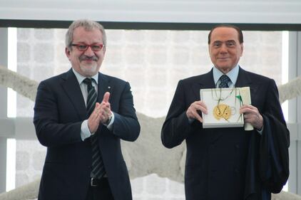 Berlusconi e Moratti premiati da Maroni 8