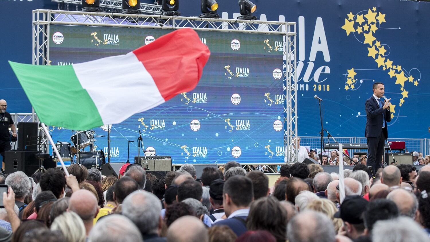 Manovra, Di Maio pronto a dialogare: "Vogliamo restare nella Ue e nell'euro"