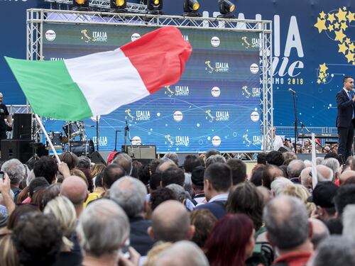 Manovra, Di Maio pronto a dialogare: "Vogliamo restare nella Ue e nell'euro"