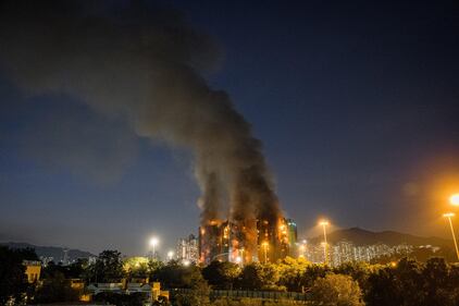 Vasto incendio a Hong Kong: le immagini del complesso residenziale in fiamme 13