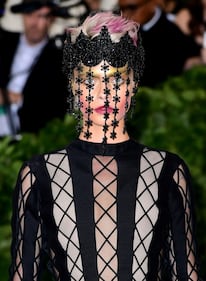 Met Gala 18: Rihanna con la mitra e Madonna con la veletta 7
