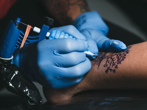 Tatuaggi, è mania fra gli over 60: cosa sapere