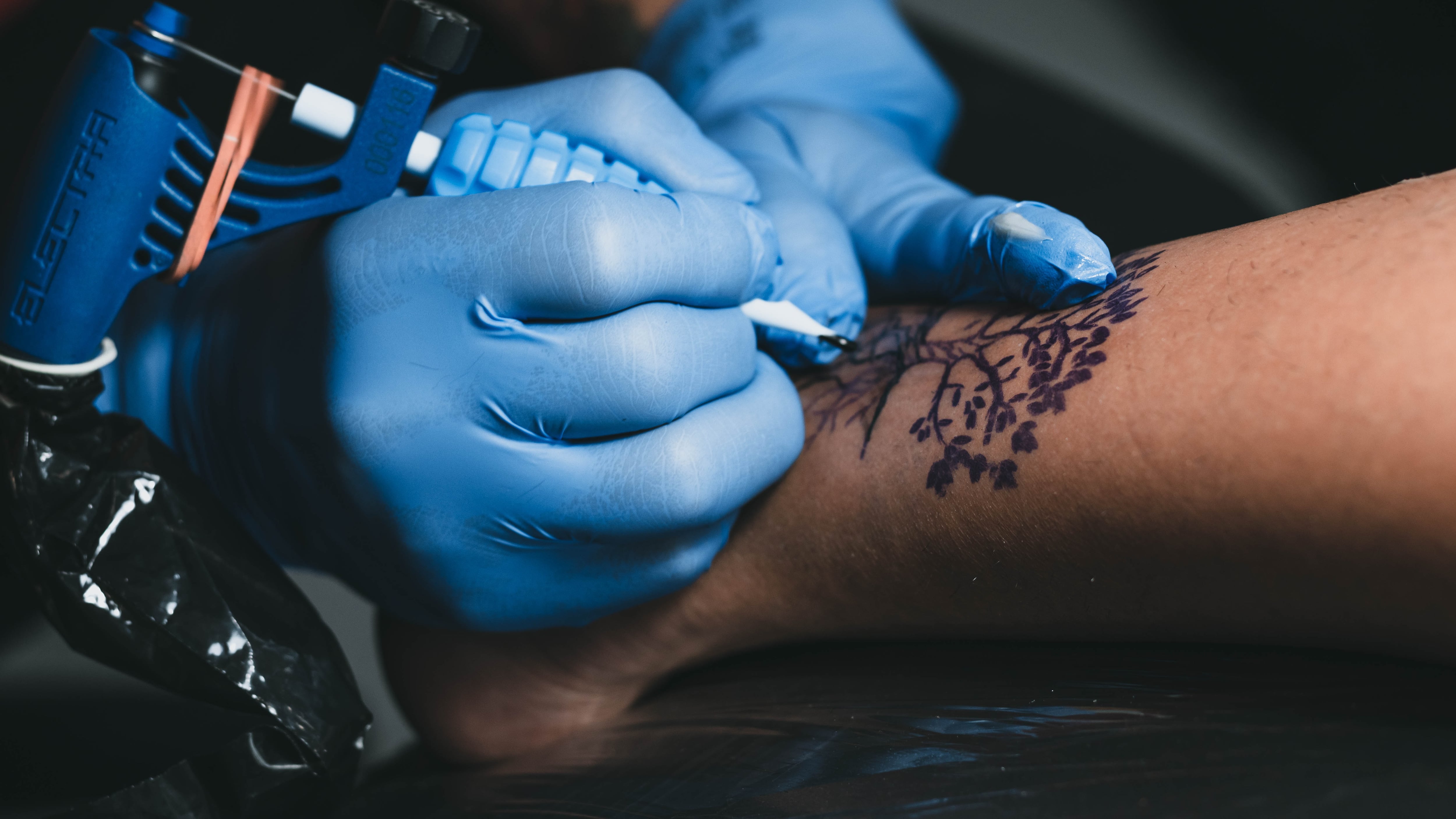 Tatuaggi, è mania fra gli over 60: cosa sapere