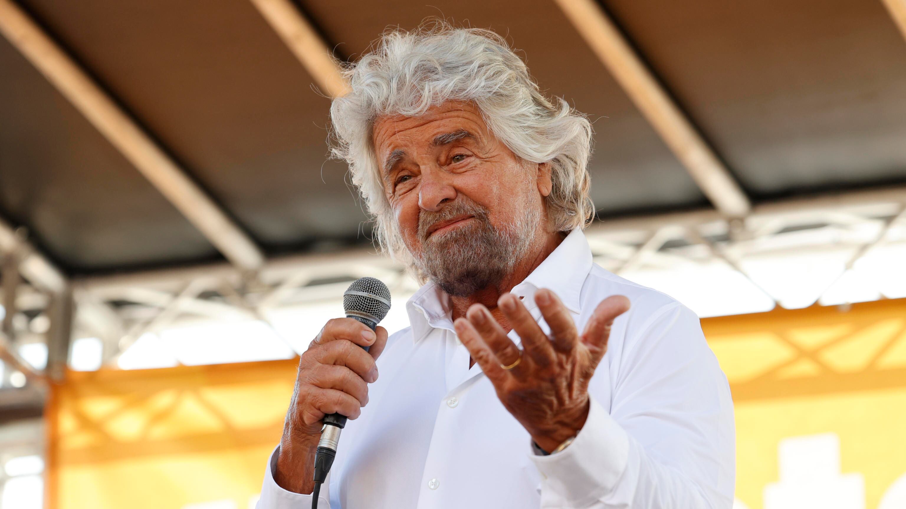 "Non lascia il segno". Grillo cambia idea e scarica la Schlein